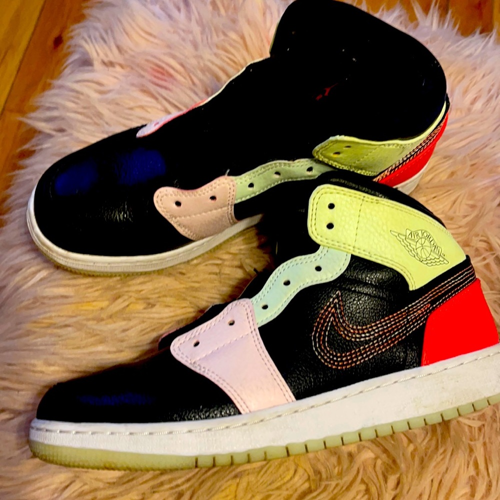 Jordan 1 mid . Glow in a dark . Perfect condition . Worn few times . Size 6 Y .